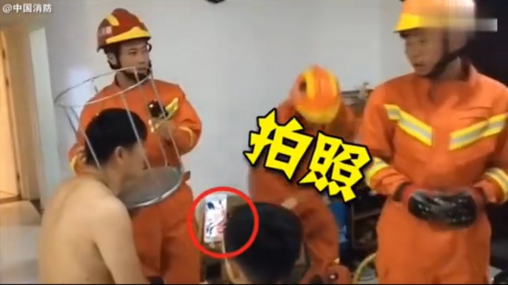 山東一名父親頭部卡住凳消防解救。網上圖片