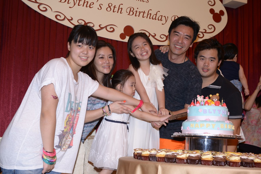 锺懿8岁生日时，锺镇涛与范姜为她在主题乐园大搞生日party。