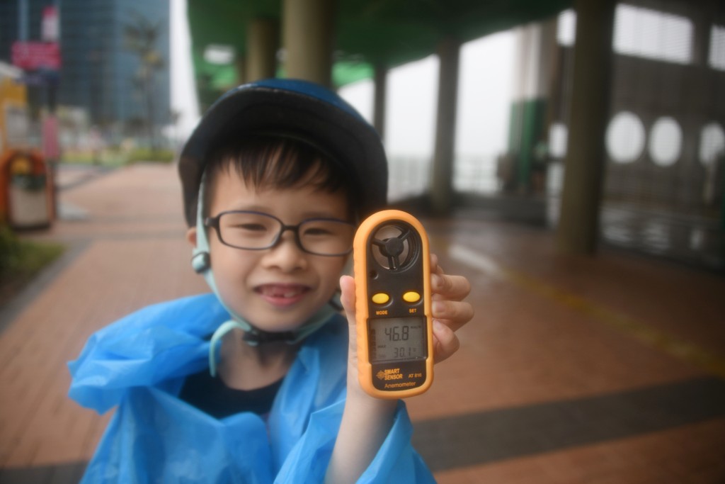 小朋友帶同風速計追風。陳浩元攝 小朋友帶同風速計追風。陳浩元攝