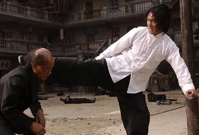 梁小龍在周星馳2004年作品《功夫》飾演「火雲邪神」，令觀眾留下深刻印象。