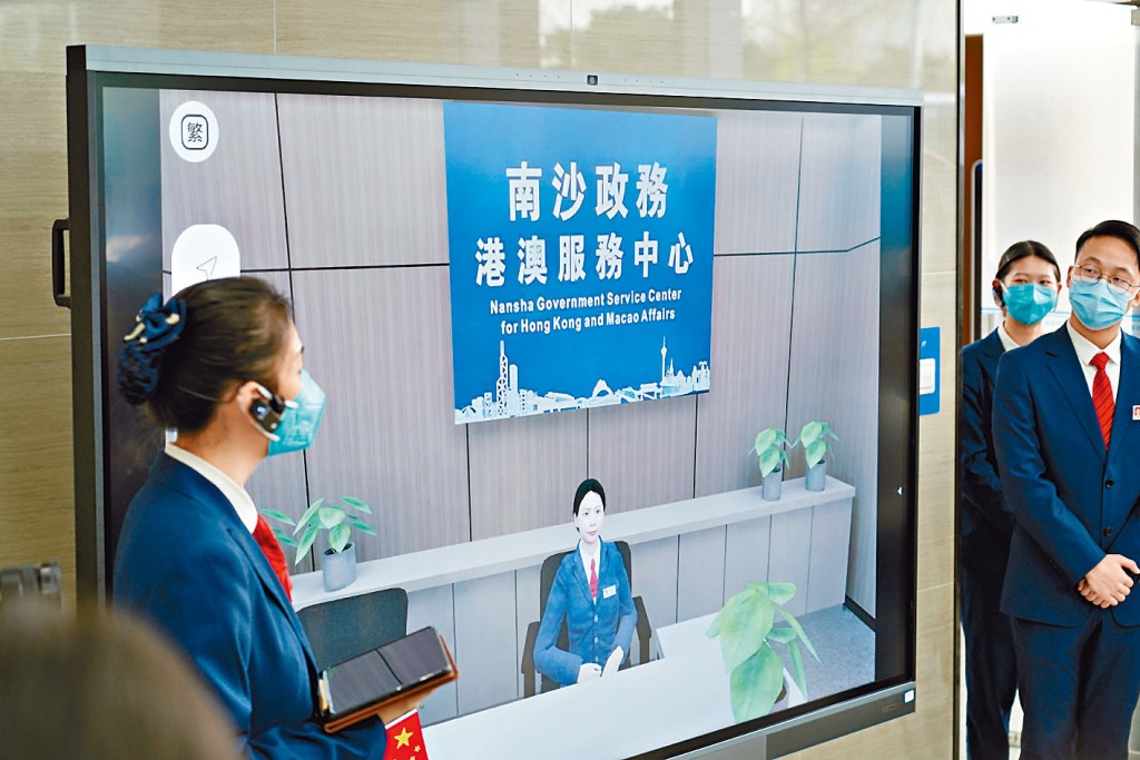 參訪團成員體驗「元宇宙政務大廳」服務。