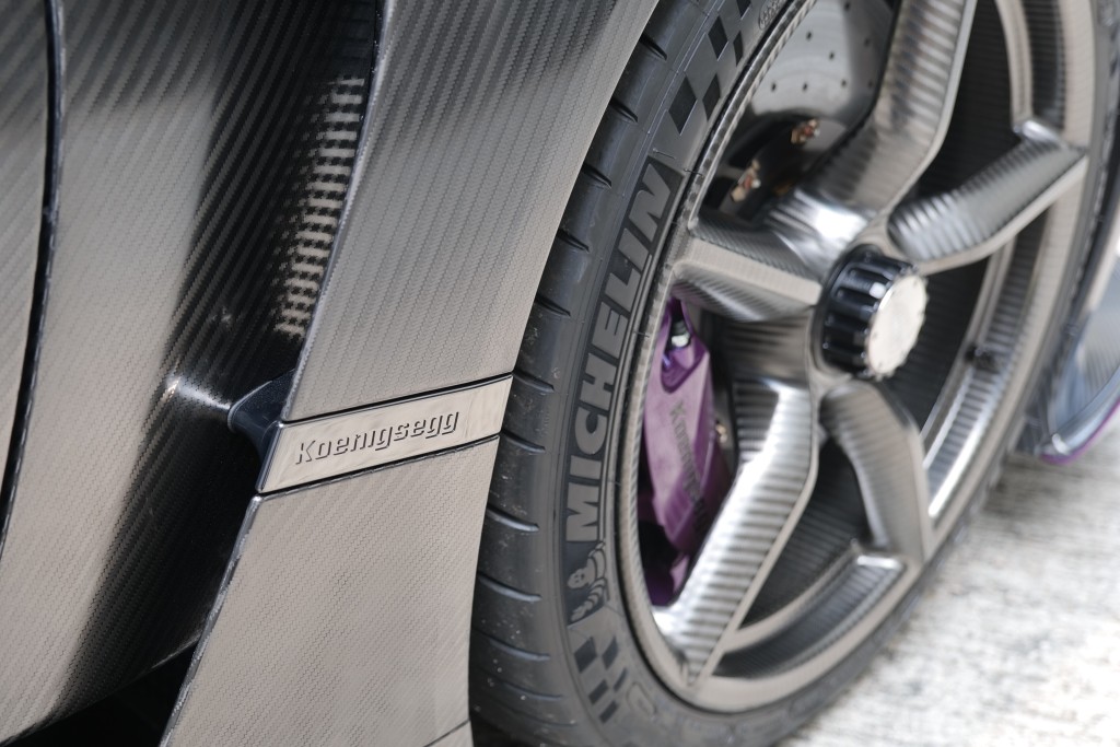 Koenigsegg Jesko Attack前19寸、后20寸碳纤维轮圈也是附加项目，紫色煞车钳及扰流配饰是车主订制项目。