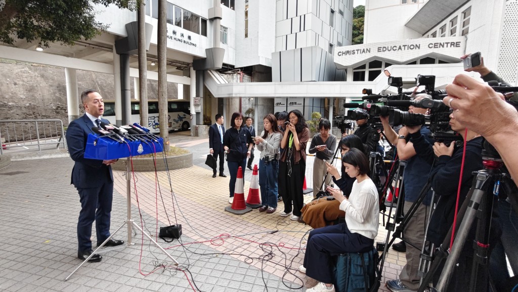 周一鸣表示，明天（9日）将会恢复宏福苑加固工程。