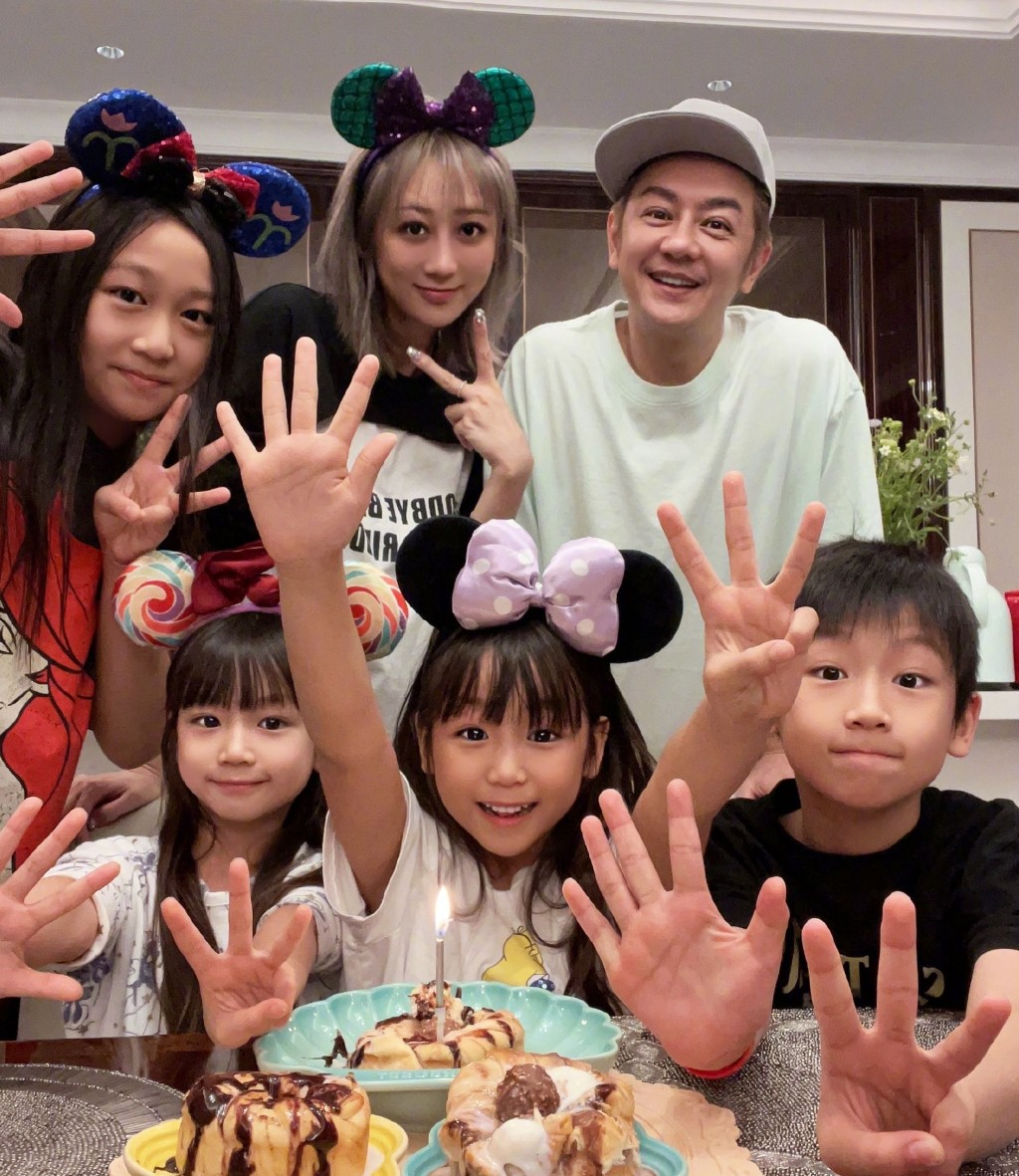 蔣麗莎與陳浩民結婚後，5年抱4，至今育有三女一子。