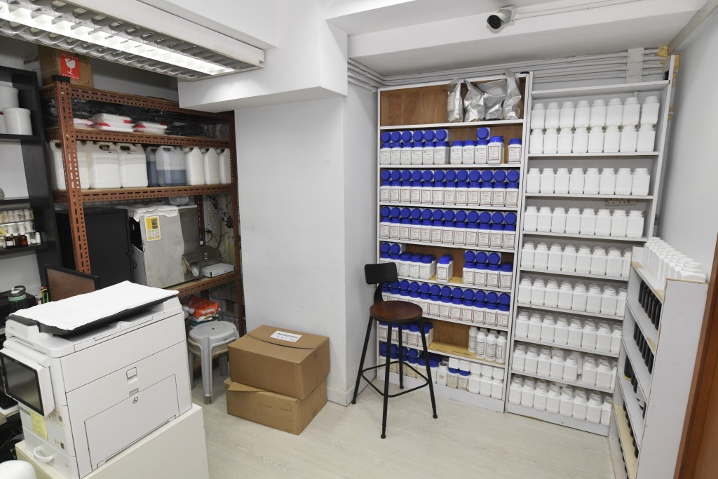 公司同時引入斑蘭、開心果、黑芝麻等新口味及天然香料，新產品已佔銷售額兩至三成，舊產品仍穩佔六至七成。