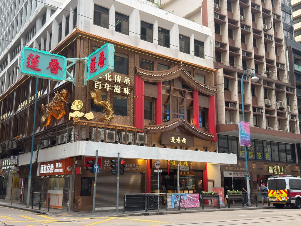 不少茶客今早齊聚茶樓。