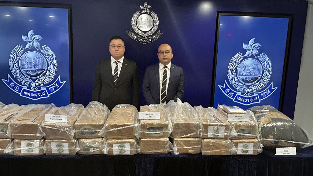 毒品調查科警司關駿軒（左）與湛耀光總督察。蔡楚輝攝