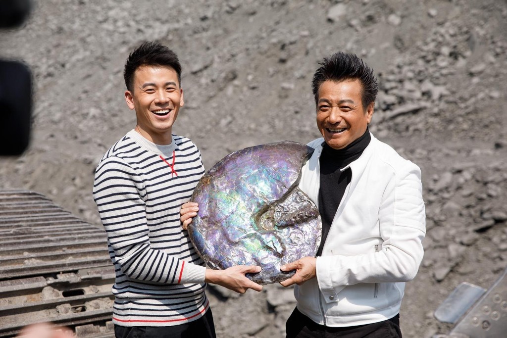 石修與兒子陳宇琛來到位於美加邊境烈碧鎮斑彩礦，令他們大開眼界。