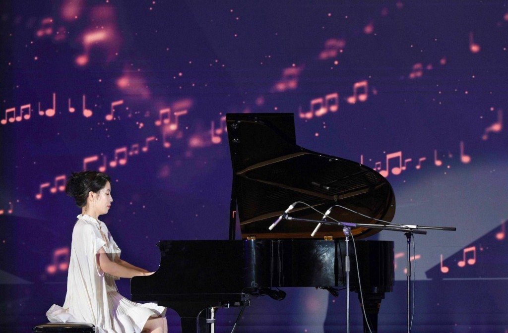 青年鋼琴演奏家鞏慧琳,2020年為慶祝中國共產黨建黨100周年,以《長征祖歌》為基礎,編寫創作鋼琴協奏曲《不朽的長征》,並在典禮上演奏。