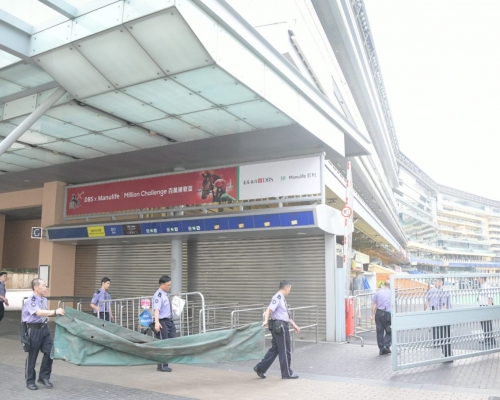 香港賽馬會決定取消今晚所有賽事。
