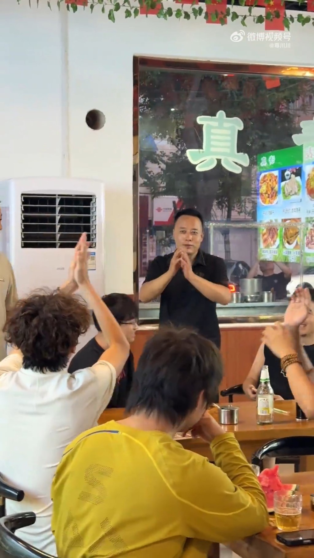 陕西铜川一餐厅店员被指外貌酷似特斯拉（Tesla）创办人马斯克。微博@尊川川
