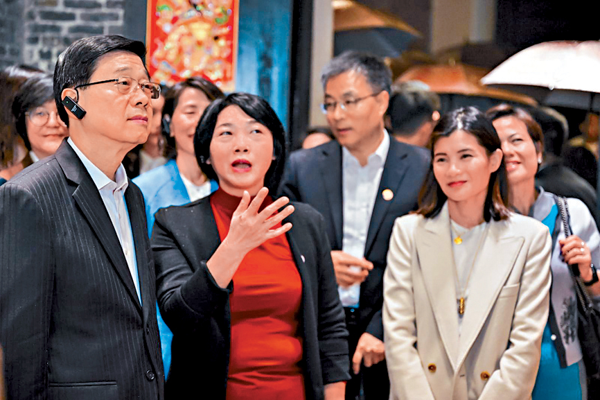 李家超（左一）前晚在瑞安房地產副主席羅寶瑜（右一）陪同下，到佛山嶺南天地考察。