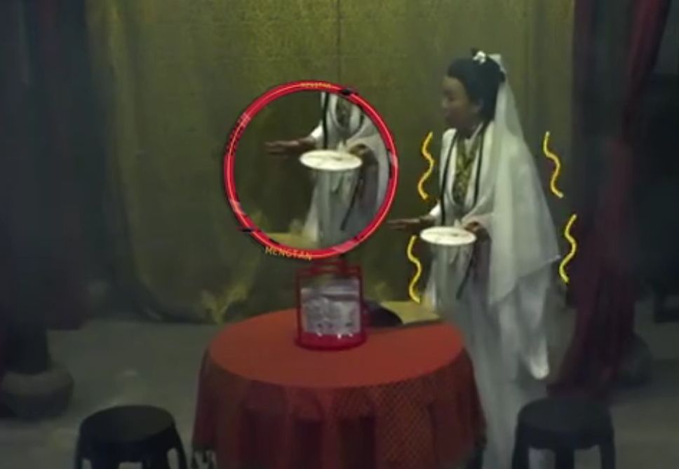 入到密室的那英，邊行邊震。