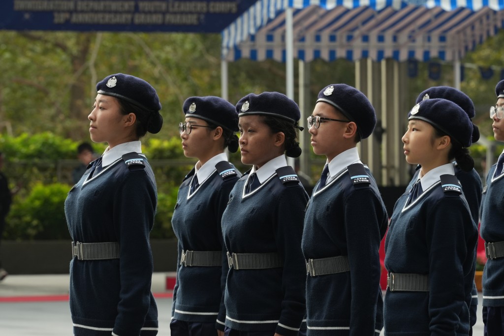 入境处仪仗队和85名青少年领袖队员今日以中式步操进行10周年大会操。刘骏轩摄