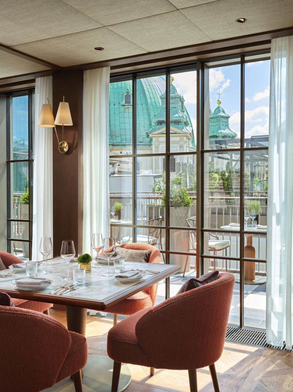 酒店的Neue Hoheit餐廳，供應地道奧地利風味及歐洲美饌。