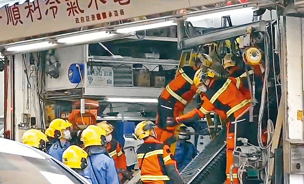 工人被塌下切割机压住，消防员在场拯救。