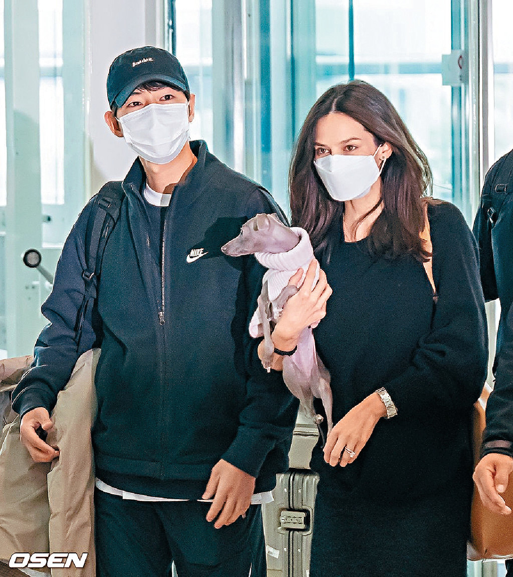 ■大肚Katy抱埋愛犬陪宋仲基到匈牙利拍外景。