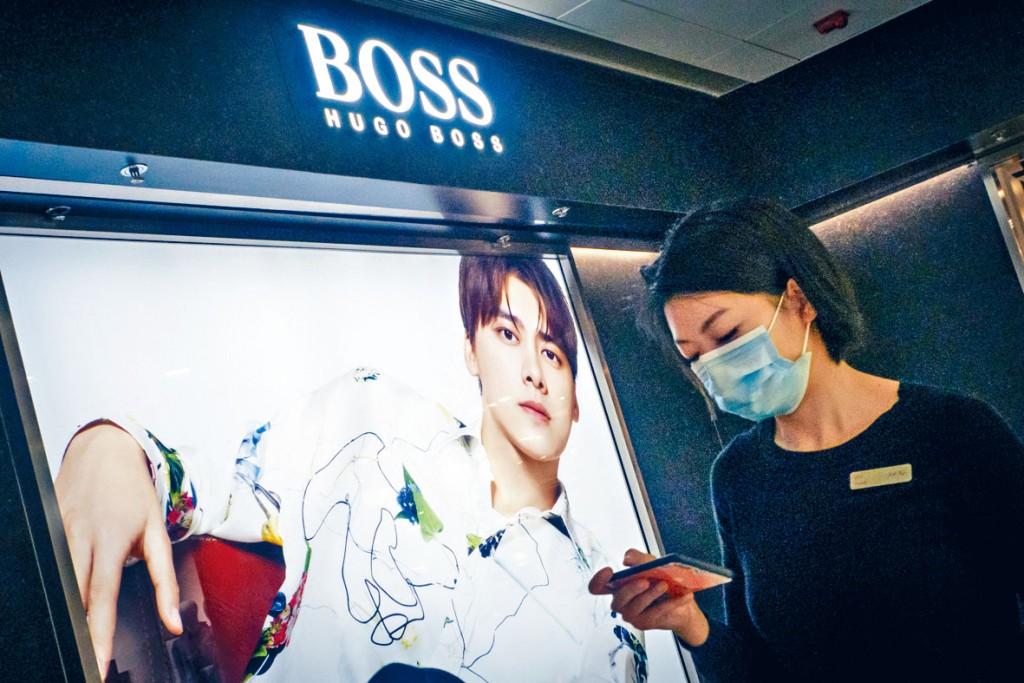 ■HUGO BOSS突宣稱拒用新疆棉，引發內地明星紛紛提出終止合約。