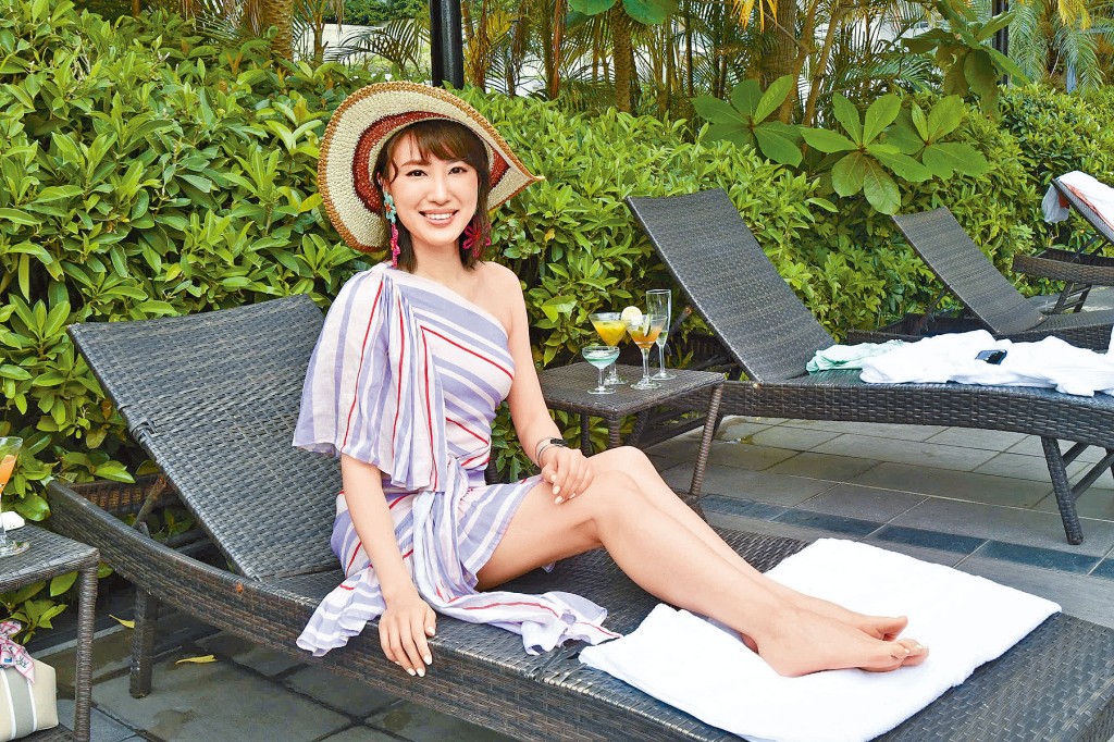 蔣家旻笑指自己屬「冇腰型」,只會穿一件頭泳衣,卻不介意大晒美腿。