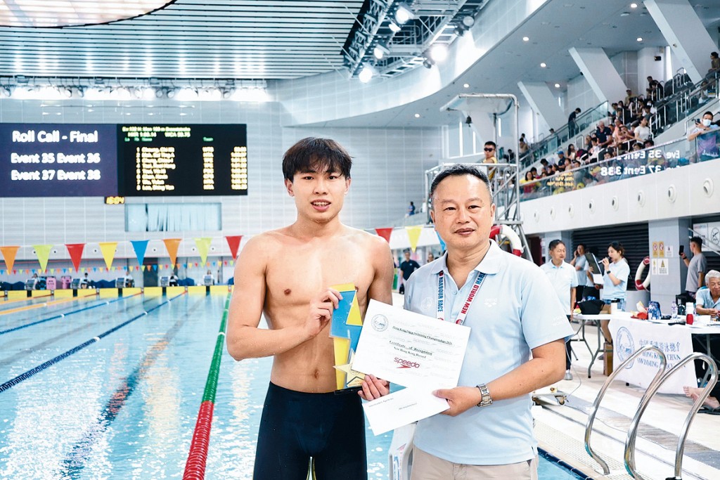 张智杰(左)在男子100米蛙泳决赛以59秒96刷新香港纪录，获得代表新港绩的「闪电奖」。