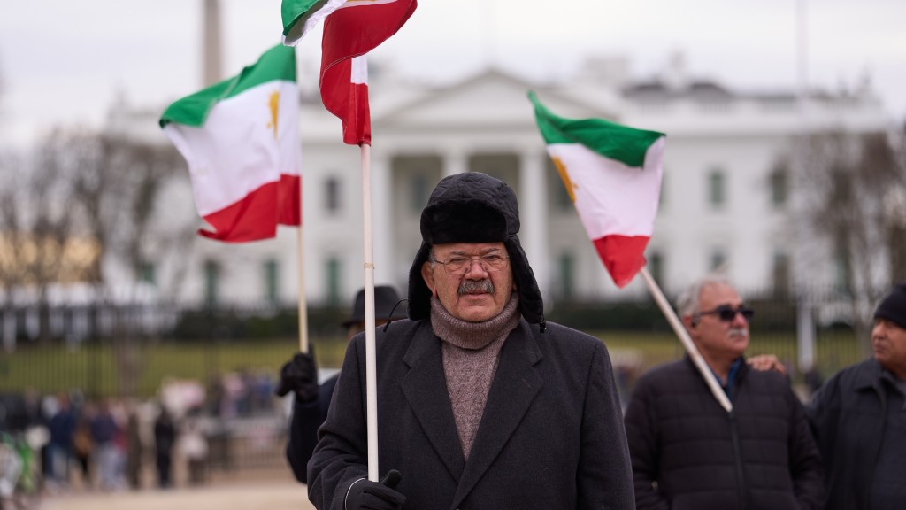 2025年12月31日,星期三,伊朗全國抵抗委員會的支持者在華盛頓白宮外集會,呼籲伊朗政權更迭。 美聯社 2025年12月31日,星期三,伊朗全國抵抗委員會的支持者在華盛頓白宮外集會,呼籲伊朗政權更迭。 美聯社