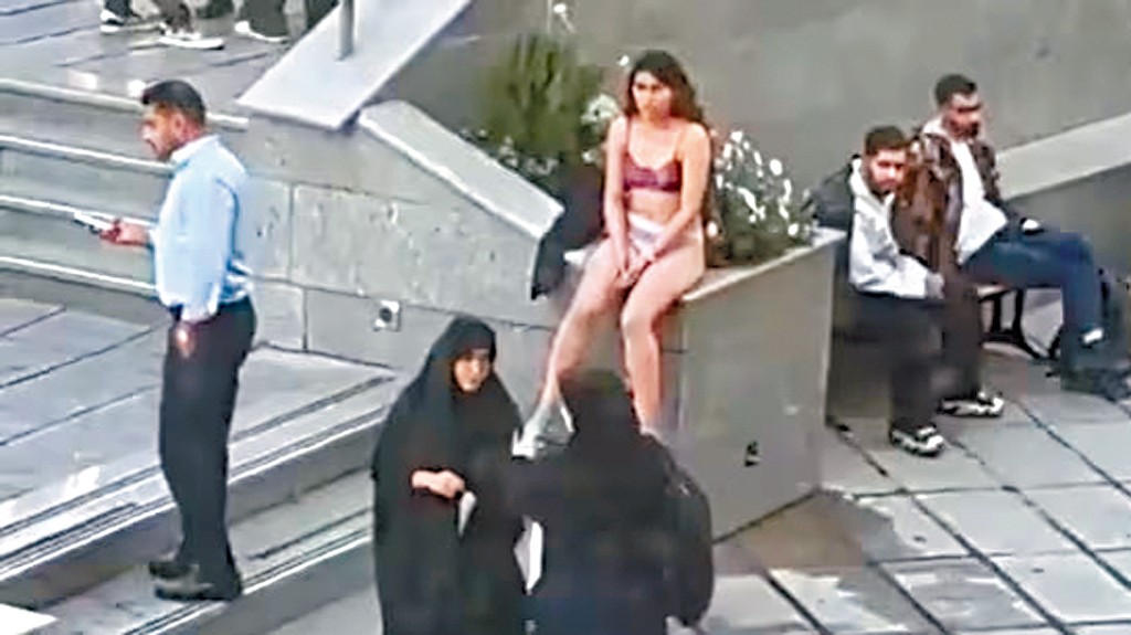 伊朗一名女子在伊斯蘭自由大學內脫剩內衣褲示威。