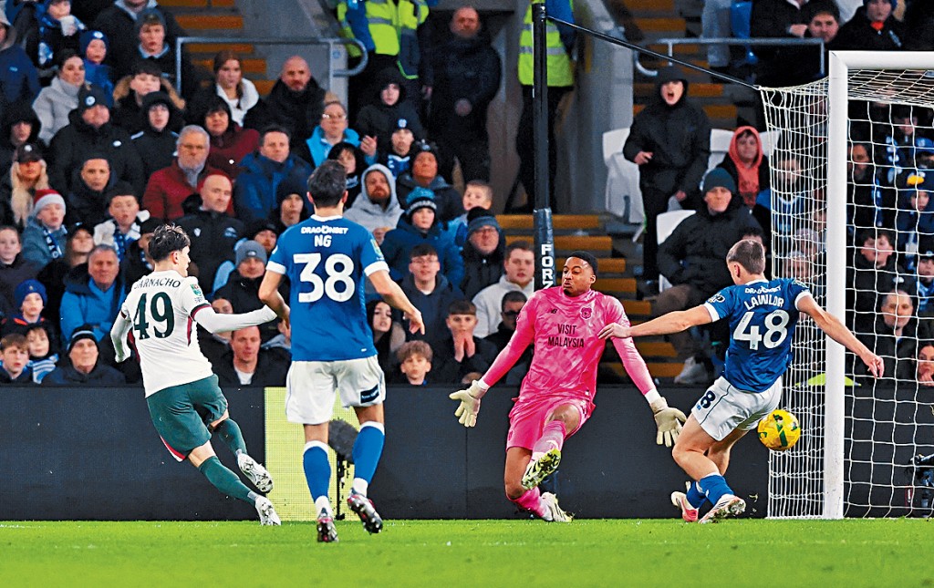 加拿祖(左)半場後備入替，成為贏波功臣。