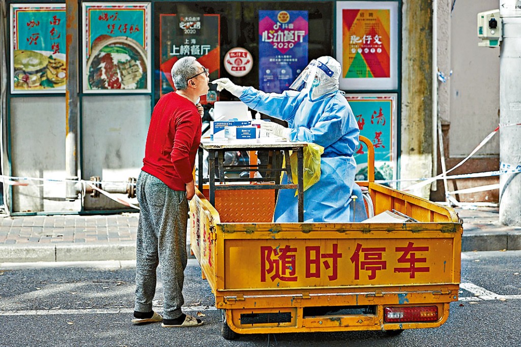 醫護人員乘坐流動車，為居民採樣。