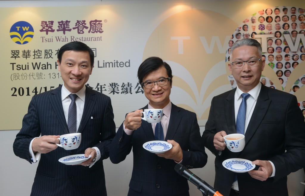 翠华高层展示招牌奶茶，当时董事关系仍然要好。