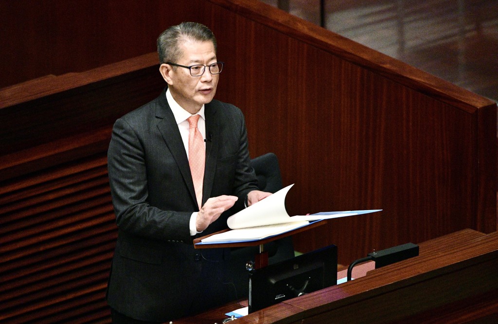 陳茂波在立法會宣讀財政預算案。盧江球攝