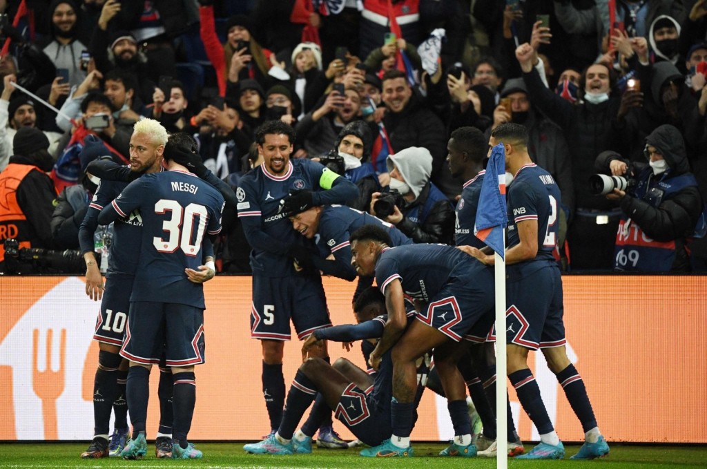 欧联16强首回合，PSG绝杀皇家马德里，美斯与队友庆祝对象都是尼马等感情较好的朋友。网上图片