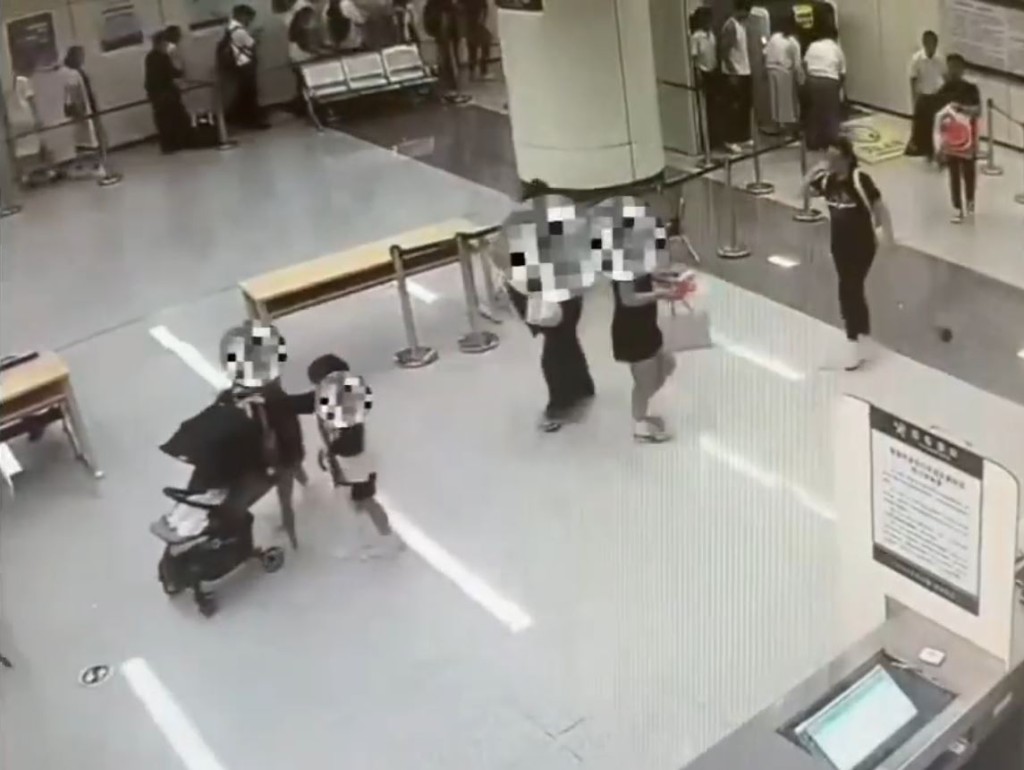 女子被海關截停後，將BB車交同行孩童推走企圖避查。海關發布