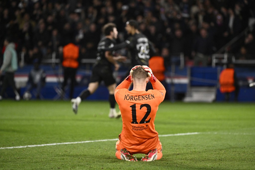 蓝狮后备门将菲腊佐真逊传送失误送大礼给予马体会。法新社 蓝狮后备门将菲腊佐真逊传送失误送大礼给予马体会。法新社