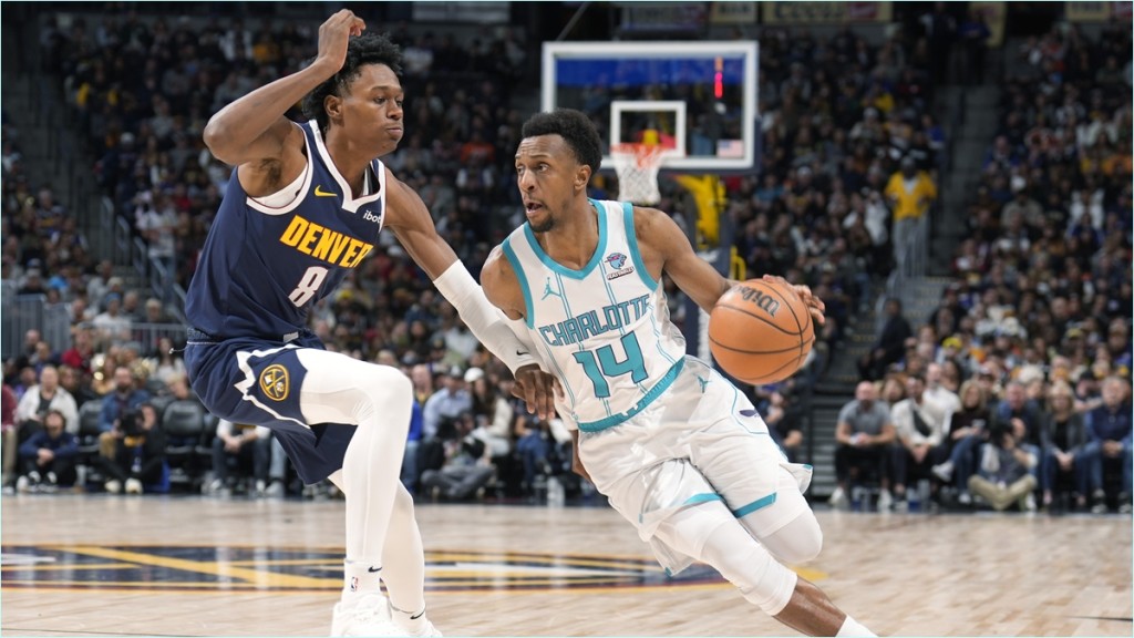 NBA浪人伊殊史密夫（右）周二以大黃蜂球員身份，回到丹佛作賽。AP