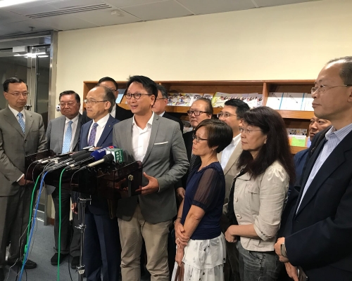 勞資雙方會議後,一同會見記者。