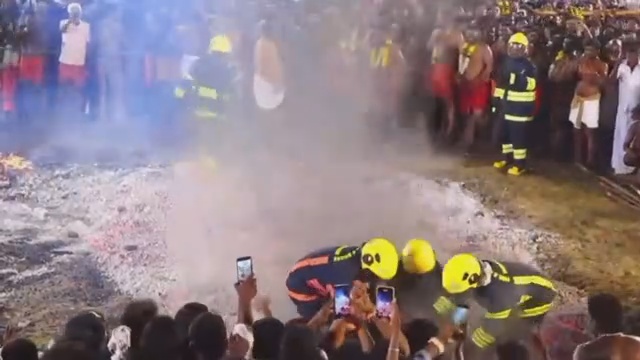 救援人員撲上前協助凱薩萬。 thelallantop.com 救援人員撲上前協助凱薩萬。 thelallantop.com