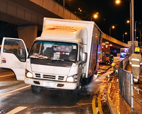 葵涌警署外凌晨發生火燒貨車。