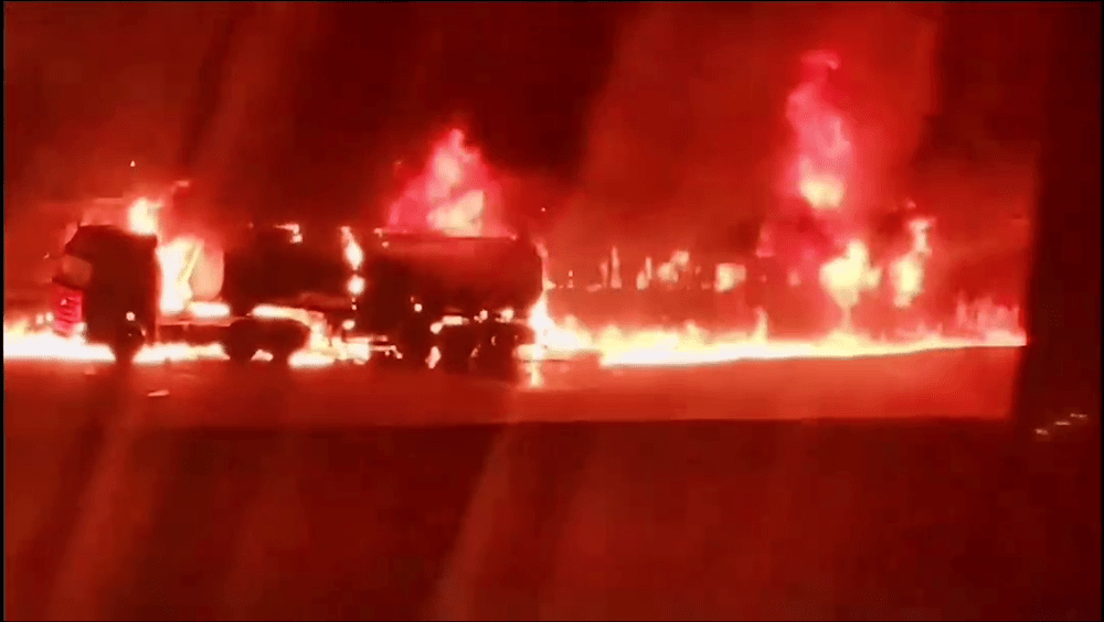 發生爆炸燃燒的油罐車。