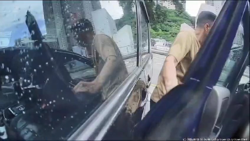 男子打開藍色私家車的後座車門。網上片段截圖