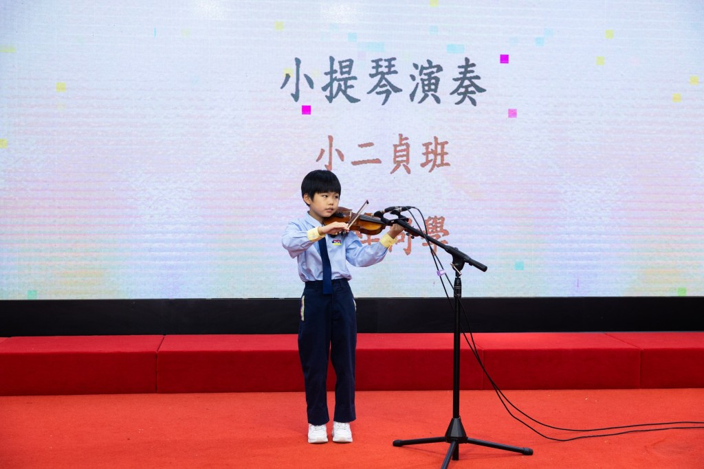 學生小提琴表演（左）P6C 孫澤仁同學、（右）P2C 金桴同學 