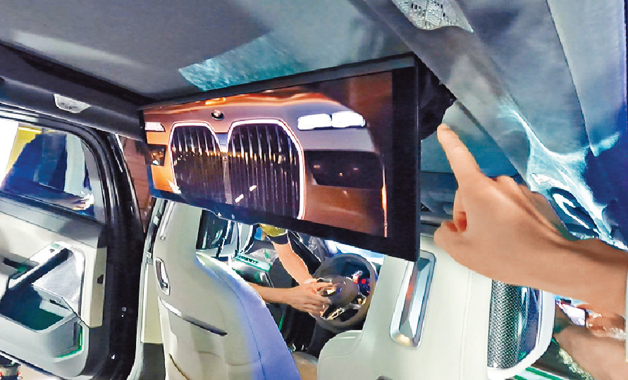 ■31吋8K觸控屏幕大電視可以電動收摺在車頂。