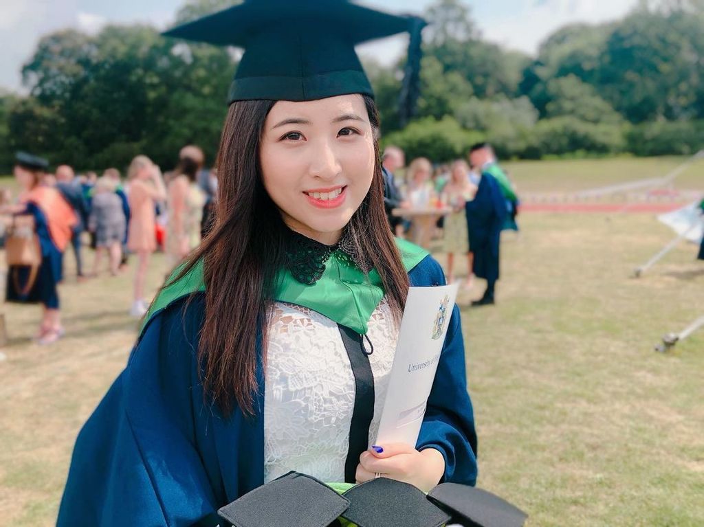 林可莹拥英国东安格利亚大学（University of East Anglia）Marketing学士学位。  ​