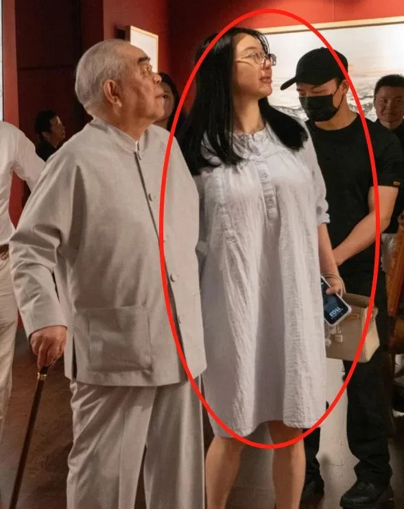 徐萌疑穿月子裙陪觀展。