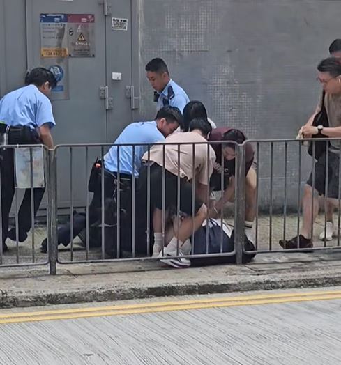騙徒被多名警員按地制服。fb「George Chan」影片截圖