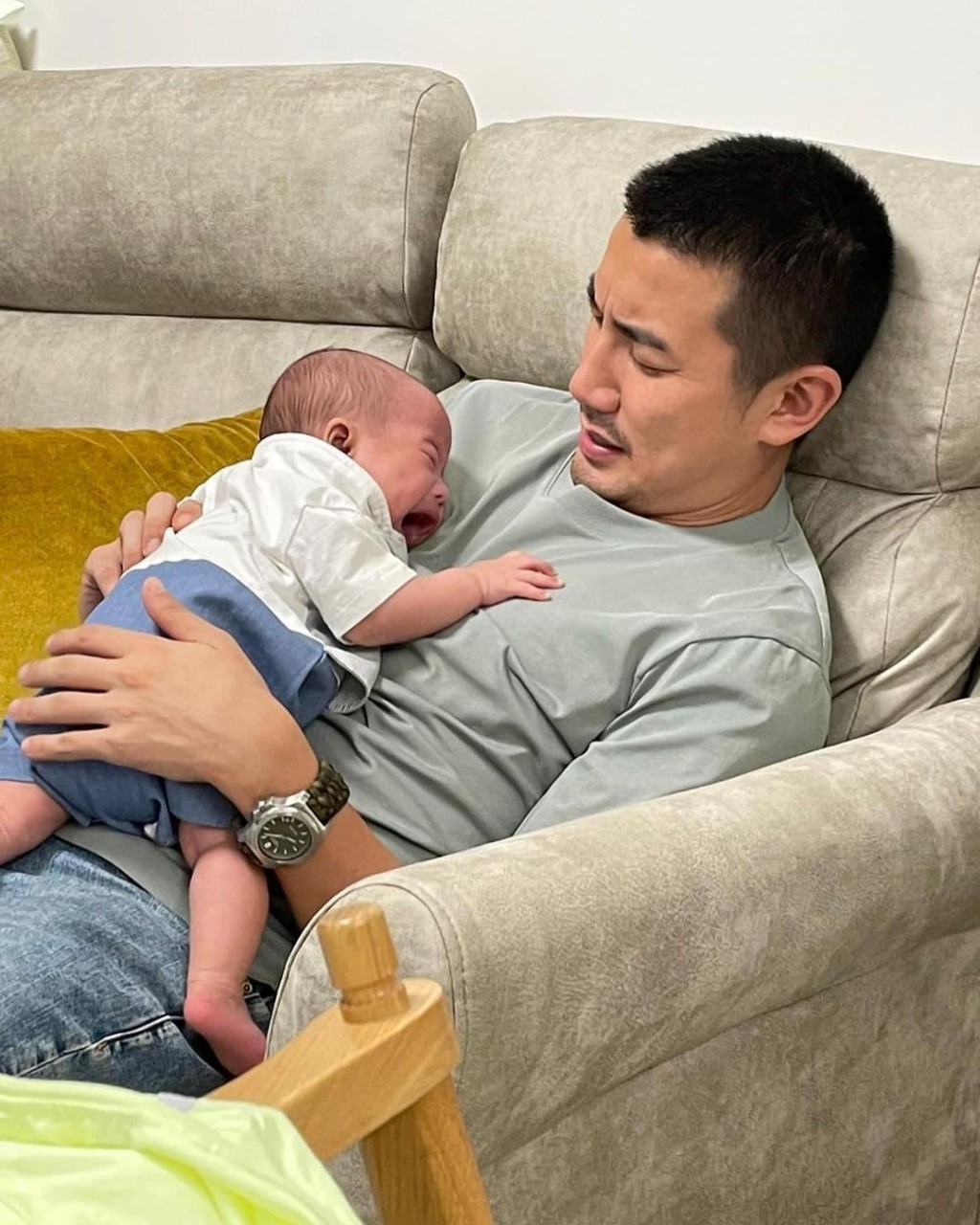 Tony對住契仔扭計，皺晒眉頭。
