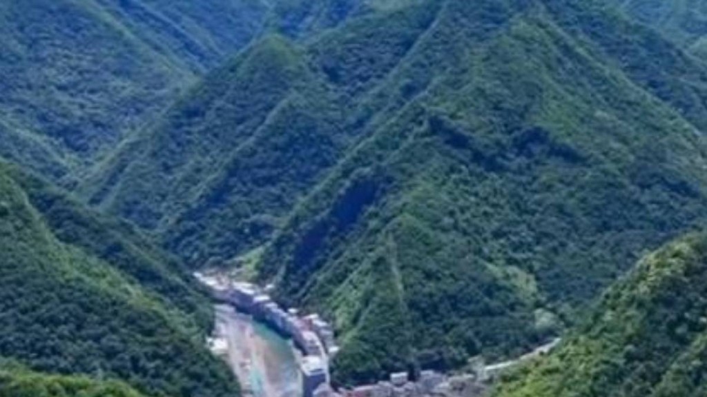 陜西鎮坪煤礦發生頂板事故,5人脫險3人被困。新京報