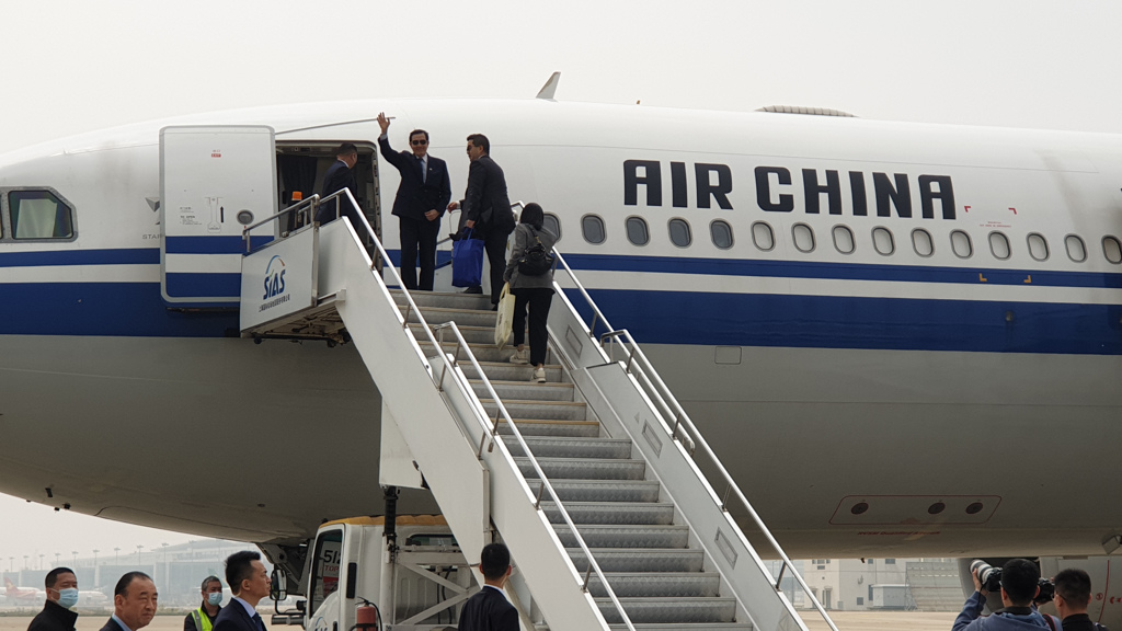 馬英九回台灣，在機場向送行人群揮手。　中時新聞網圖