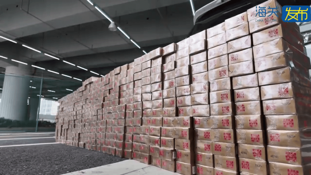 私家车暗格藏的“私烟”有419条。