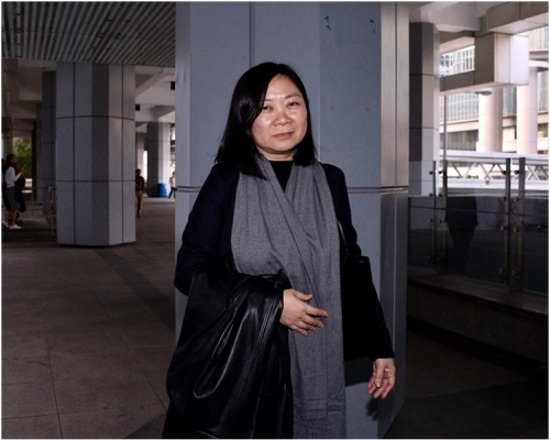 劉倩兒指起初考慮到客戶關係決定徵收低年費。