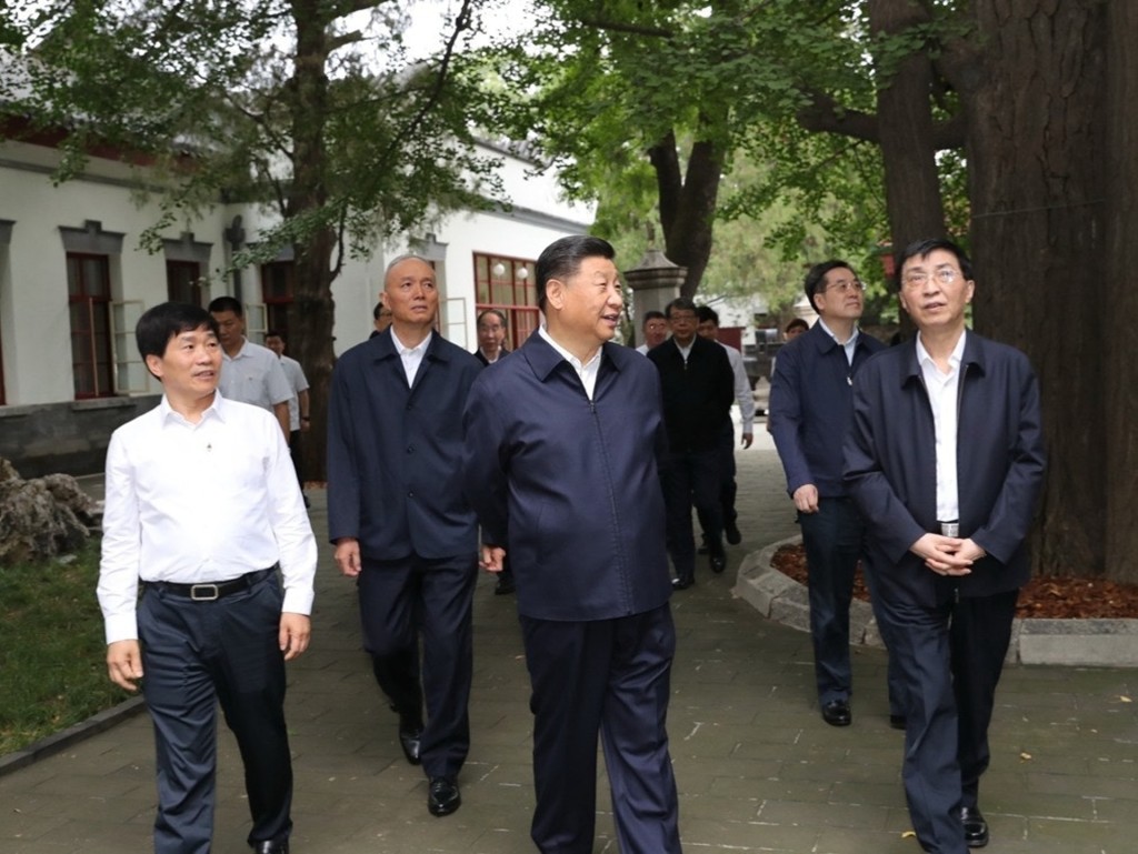 習近平在2019年到北京香山瞻仰毛澤東舊居雙清別墅。新華社